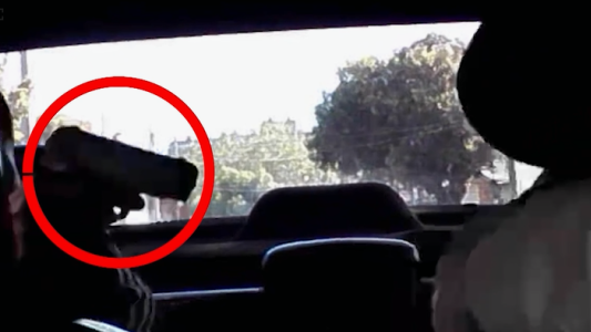 Violento asalto a un taxista en Rosario: lo amenazaron con un arma y todo quedó grabado por la cámara del auto