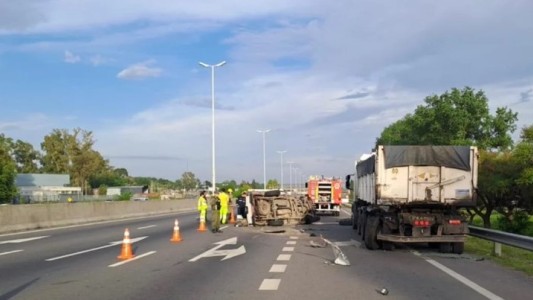 Choque y vuelco en Acceso Oeste: dos muertos (1)