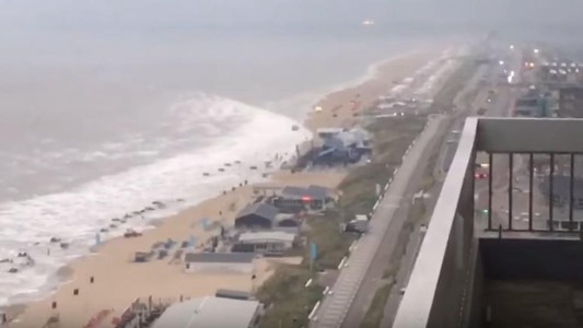 Un mini tsunami se tragó media playa en Holanda