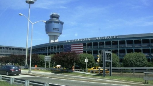 Por escasez de controladores aéreos, los principales aeropuertos estadounidenses sufren paros y cancelaciones