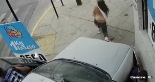 Un auto se subió a la vereda y atropelló a tres hermanos: están fuera de peligro