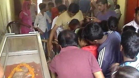 conmociòn en India por una vaca que nació con "cabeza humana"