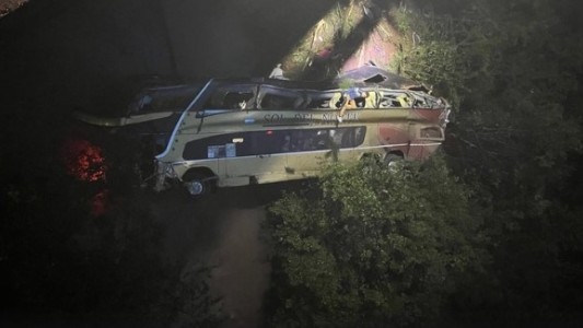 Un micro chocó contra un auto y cayó desde un puente en Misiones: hay al menos dos muertos y 20 heridos