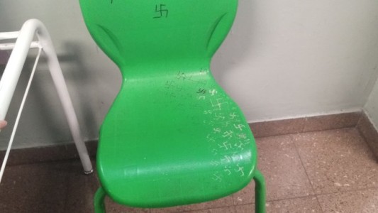 Retiran una silla con un graffiti neonazi de una escuela de Chacarita
