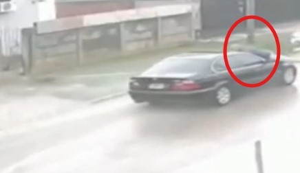 Un taxista fue arrastrado en el capot de un auto por 100 metros