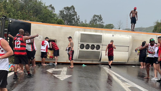 Volcó un micro con hinchas de Flamengo: viajaban a Buenos Aires para ver el partido contra Racing