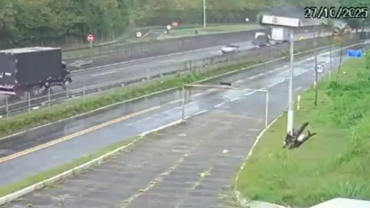 Video: el momento exacto en que volcó el micro con hinchas del Flamengo rumbo a Buenos Aires