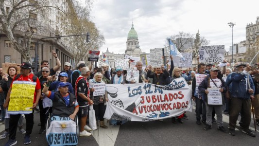 Los jubilados marcharon hacia el Congreso y la Policía valló la zona