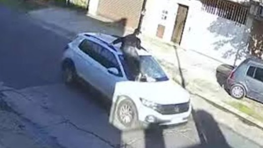 Inhabilitaron a la conductora que arrastró a un joven tras un choque en la vía pública