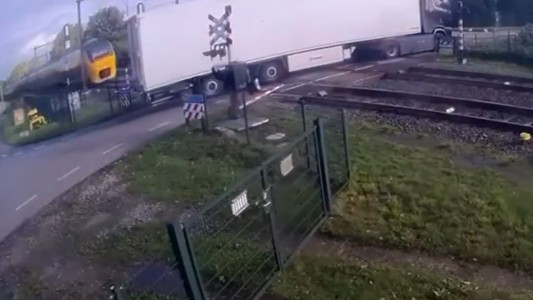 Un tren embistió a toda velocidad a un camión en Países Bajos