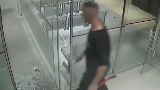 Locura en La Plata: destrozó los vidrios de un hospital con una llave cruz