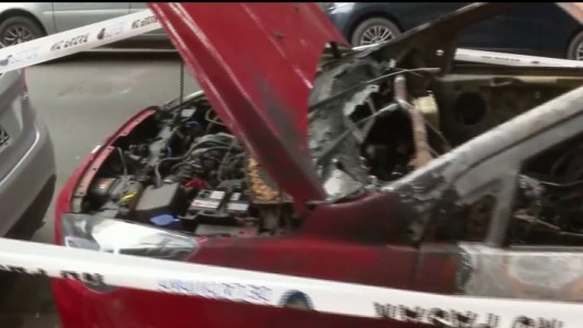 Terror en Flores: un pirómano prendió fuego varios autos durante la madrugada