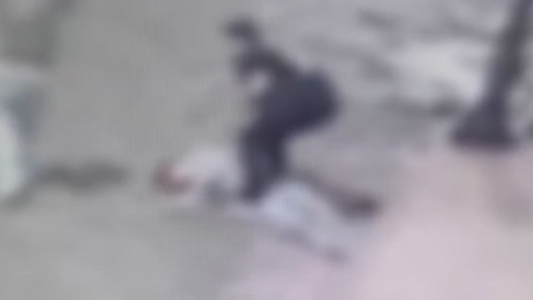 Una joven cayó y murió en Almagro: detuvieron al novio y piden que se investigue como femicidio