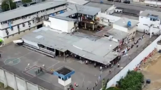 Motín en una cárcel de Ecuador: al menos 27 presos muertos por asfixia