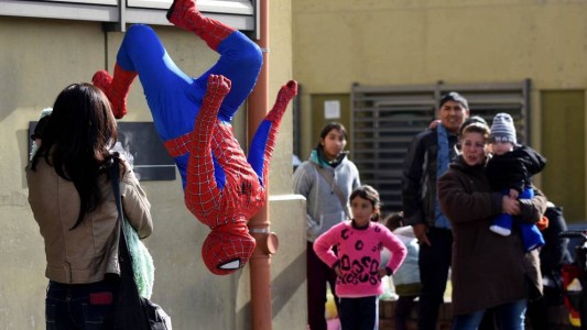 El Hombre Araña llevó al hospital a su hijo y sorprendió a los pequeños internados