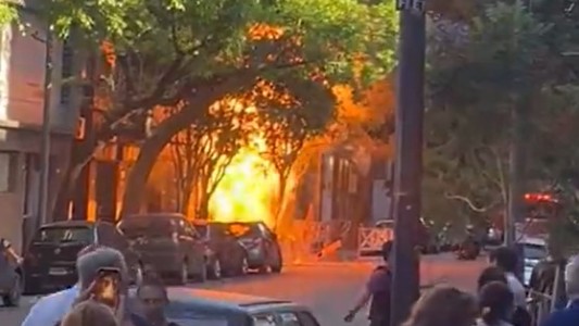 Feroz incendio en una esquina de Caballito tras una fuga de gas