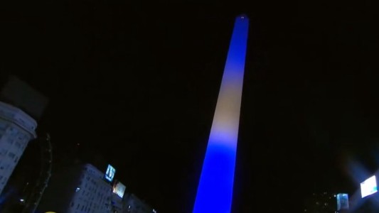 ¿Por qué el Obelisco se iluminó de azul y oro?