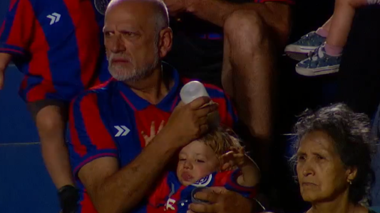 El blooper de un hincha de San Lorenzo que alimentaba a un niño en la cancha