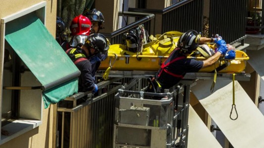 El impresionante rescate de un hombre que sufrió un infarto y debió ser sacado de su casa por la ventana