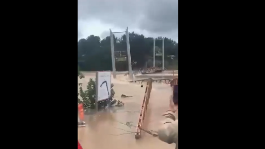 Impactante: un torrente de agua en Vietnam arrasó con un puente en cuestión de segundos
