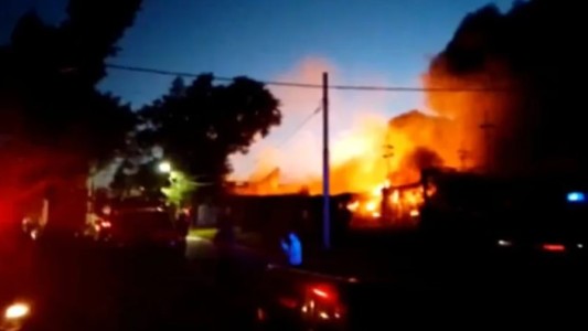 Incendio en Lomas de Zamora: varias dotaciones de Bomberos y vecinos evacuados