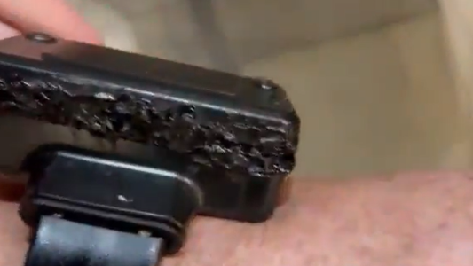 Así quedó la tobillera de Bolsonaro luego de que intentara quemarla en "un ataque de paranoia"