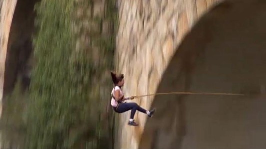 Un instructor de puenting, hablaba mal inglés, hubo confusión y murió una joven