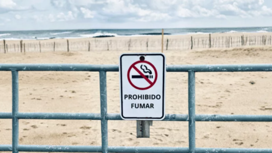 Aplicarán sanciones a los fumadores en las playas de Mar del Plata: las multas superarán el medio millón de pesos