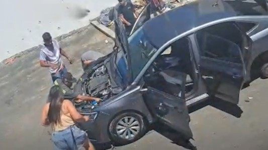 "Operativo piraña" en Villa Diamante: desarmaron un auto robado en tiempo récord