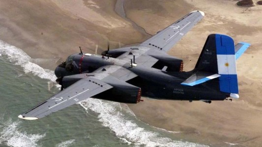 Con un vuelo rasante, Argentina jubiló al último avión Turbo Tracker antisubmarino en servicio en el mundo