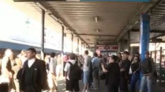 Demoras en el Tren Sarmiento: un hombre de 32 años impidió el paso en Floresta
