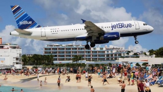 Murió una turista en Maho Beach, la playa más peligrosa del mundo