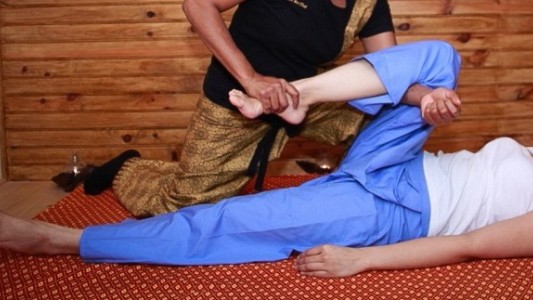 Masajista le rompió la pierna a una clienta y le exigió el pago del tratamiento