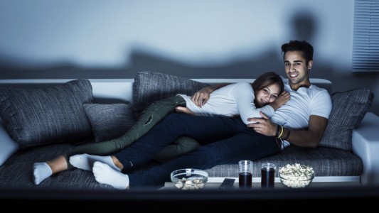 Un estudio develó a que edad elegimos quedarnos en casa antes que salir a bailar