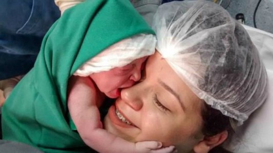 Conmovedor: la beba que abraza a su madre segundos después de nacer