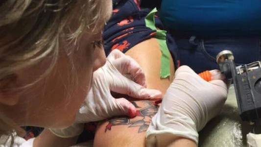 La increíble historia del chico de 11 años que es tatuador y es todo un profesional
