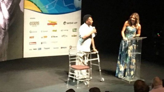 Pelé asistió a una ceremonia con un andador: "¿Si Dios me da una zapatilla nueva, por qué no mostrarla?"