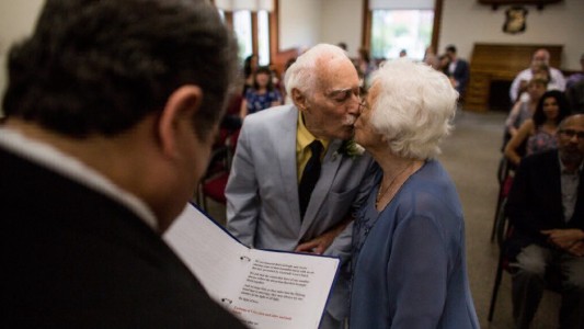 Amor, amor, amor: ella tiene 98, él 94, se conocieron en el gimnasio y ahora se casaron
