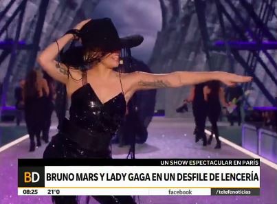 Lady Gaga y Bruno Mars en un desfile de lencería