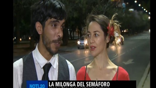 La historia de la pareja que se conoció en Facebook y baila tango en los semáforos