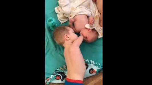 Video tierno: el bebé sin brazos que le da el chupete a su hermanito para que no llore