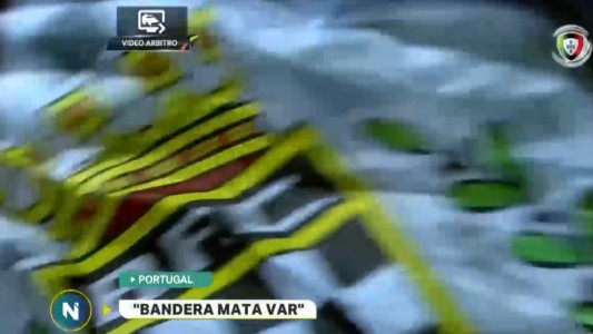 Video: Una bandera "boicoteó" la utilización del VAR en Portugal