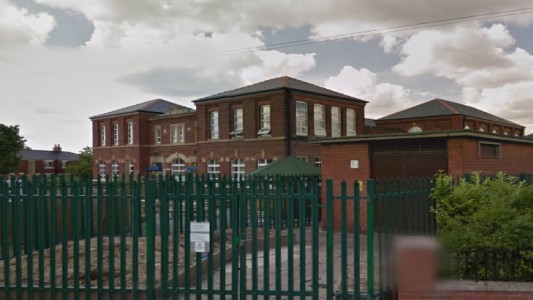 Un colegio inglés quiere multar con un dólar por minuto a los padres que tarden en ir a buscar a sus hijos