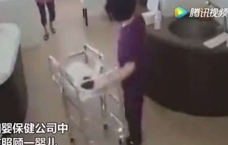 El viral que indigna: la enfermera que juega con un recién nacido y lo tira al suelo