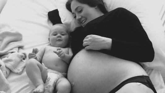 Tuvo tres hijos en 11 meses y muestra su panza orgullosa en Instagram