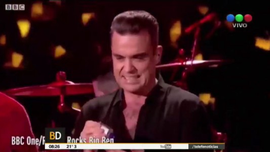 La criticada reacción de Robbie Williams tras darle la mano a sus fans