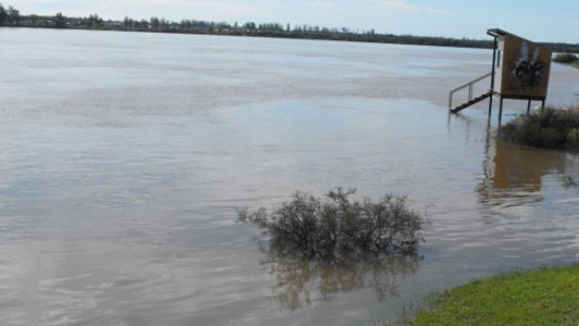 El hombre que pescó en el río una bolsa con monedas y alhajas de oro