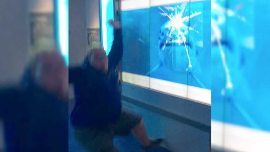 Un hombre es atacado por un tiburón tras ignorar un cartel de peligro