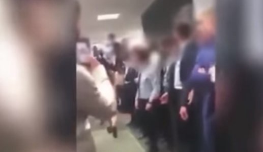 Polonia: el jefe de un oficina le pagó a una empleada para que desfile desnuda y levante "la moral de los empleados"