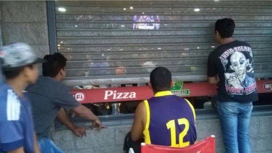 Superclásico: una pizzería bajó las persianas para que los hinchas no puedan ver el partido desde la vereda